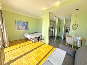 Кровать или кровати в номере PROMENADE HOLIDAY - SUFFREN BEACH