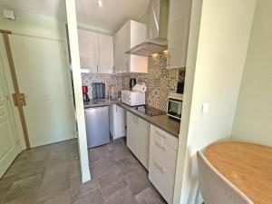 Кухня или мини-кухня в PROMENADE HOLIDAY - SUFFREN BEACH
