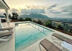 una piscina encima de una casa en Villa 90 by Villamya, en El Gastor