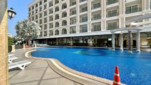 a large swimming pool in front of a building at LK CRYSTAL Ville Pattaya in Pattaya South