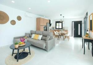 una sala de estar con un sofá y una mesa en Villa 90 by Villamya, en El Gastor