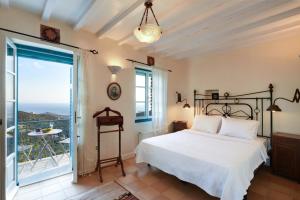 Ένα ή περισσότερα κρεβάτια σε δωμάτιο στο Tinos Grand Villa 6BR 15ppl Infinite Views