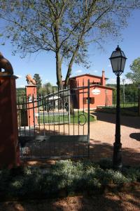 una puerta a un parque con parque infantil en La Bettola Tavern Rooms & Restaurant en Montopoli in Val dʼArno