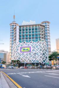 een groot gebouw met een bord ervoor bij DDMOP-Seoul in Seoul