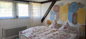 une chambre avec un lit avec des oreillers dessus dans l'établissement Gemütliches Ferienreihenhaus mit Holzkamin im Schwarzwald, à Bernau im Schwarzwald