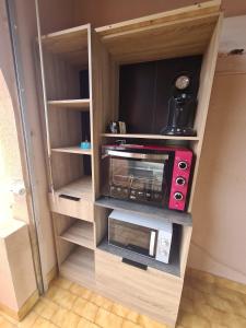 armadio con forno a microonde e tostapane di Les soleillades - Joli appartement avec piscine a Palavas-les-Flots
