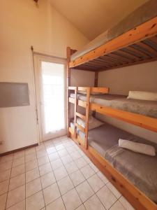 Camera con 2 letti a castello e una porta di Les soleillades - Joli appartement avec piscine a Palavas-les-Flots Altre 14 foto
