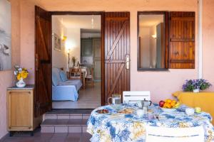 un tavolo con del cibo sopra in una stanza di CASA DEL MARINAIO a Porto Ottiolu