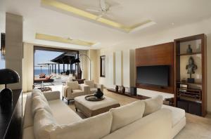 TV a/nebo společenská místnost v ubytování Villa Rosita Oceanfront Villa with Private Chef in Bali