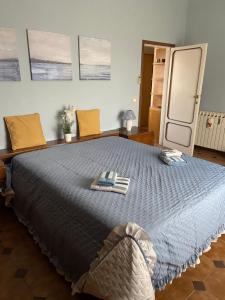 a bedroom with a large bed with a blue comforter at La casa di Nana’ in Pisa