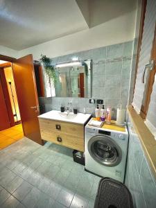 MOON Apartament - intera casa vicino Assago Forum Humanitas e IEO - con possibilità di box privato的一间浴室