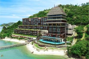 Katamaran Hotel & Resort Komodo في لابوان باجو: فندق على تلة بجانب تجمع المياه +42 صورة