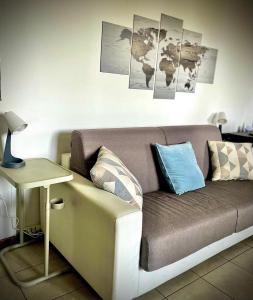 MOON Apartament - intera casa vicino Assago Forum Humanitas e IEO - con possibilità di box privato的休息区