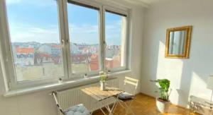 un soggiorno con un tavolo e una grande finestra di Zentrales Studio in bester Lager a Vienna Altre 5 foto