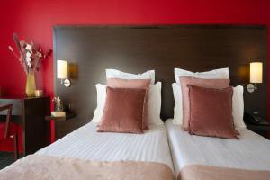 Кровать или кровати в номере Hôtel Vendôme Menton