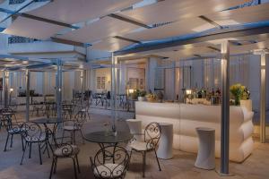 Reštaurácia alebo iné gastronomické zariadenie v ubytovaní NH Caltagirone Villa San Mauro