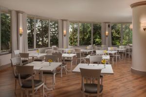 Reštaurácia alebo iné gastronomické zariadenie v ubytovaní NH Caltagirone Villa San Mauro