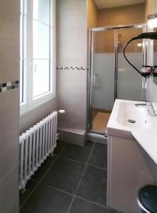 Koupelna v ubytování Hôtel Le Dormeux + 19 fotografií