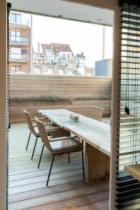 Balkoni atau teres di Malou's Cosy Getaway - beautiful 30m terrace - central location - 5' min walk to beach - free parking