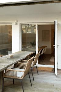 Fotografie z fotogalerie ubytování Malou's Cosy Getaway - beautiful 30m terrace - central location - 5' min walk to beach - free parking v destinaci Knokke-Heist