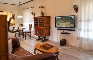 a living room with a tv and a couch and a table at Frumuseţe in Veliko Tŭrnovo