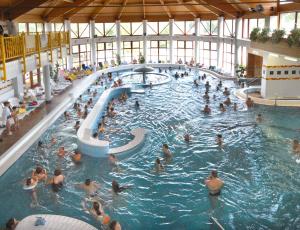 Bazén v ubytovaní Boni Családi Wellness Hotel alebo v jeho blízkosti