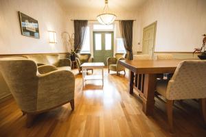 a living room with a table and chairs at Villa Urhola, Kruunupuisto in Punkaharju