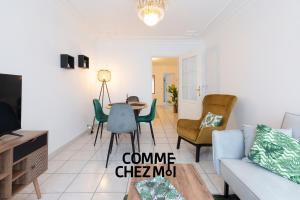 a living room with a couch and a table at Appartement 6 personnes avec parking - Le Londres Vandoeuvre-lès-nancy in Vandoeuvre-lès-Nancy