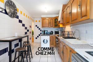 a kitchen with a sink and a washing machine at Appartement 6 personnes avec parking - Le Londres Vandoeuvre-lès-nancy in Vandoeuvre-lès-Nancy +9 photos