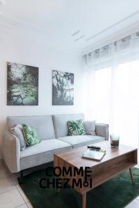 a living room with a couch and a coffee table at Appartement 6 personnes avec parking - Le Londres Vandoeuvre-lès-nancy in Vandoeuvre-lès-Nancy