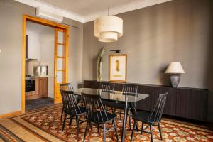 Un comedor con mesa y sillas en Barcelona Apartment Val, en Barcelona