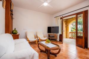 una sala de estar con un sofá y una mesa en Es Quarteró, en Sóller
