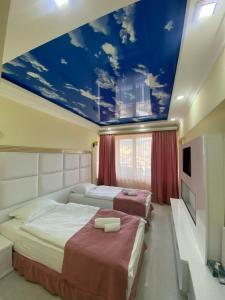 Postel nebo postele na pokoji v ubytování Goris Hotel + 37 fotografií