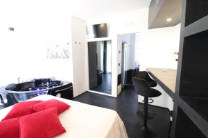 een slaapkamer met een bed en een badkamer met een bad bij Suite Black and White in Otranto