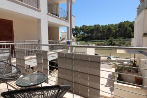 een balkon met stoelen en tafels op een gebouw bij Suite Black and White in Otranto
