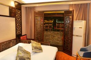 凤凰Xizha River View Homestay的一间酒店客房,配有一张床和一个玻璃门