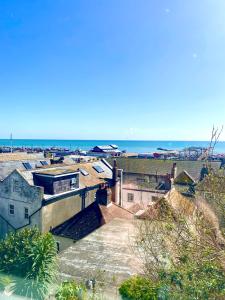 vistas a la playa desde el techo de un edificio en Pop Art Pad heart of Old Town with parking!, en Hastings
