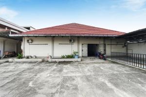 a house with a parking lot in front of it at Hotel O Penginapan Indah Permai Syariah in Tanjungraya