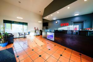 a fast food restaurant with a counter and chairs at OYO Hotel Hermiston OR, Downtown in Hermiston +37 photos