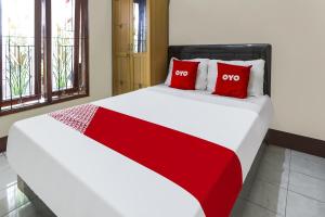 Postel nebo postele na pokoji v ubytování OYO 91137 Griya Cipu Syariah Guest House