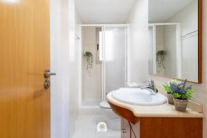 a bathroom with a sink and a toilet and a mirror at Mediterranean Way - Maldivas in La Pineda