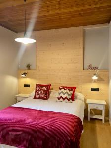 Posteľ alebo postele v izbe v ubytovaní Apartaments Alta Muntanya