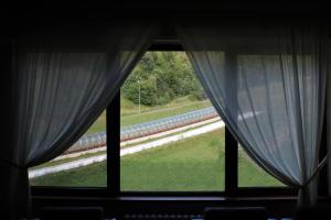 ein Fenster mit Vorhängen und Blick auf eine Straße in der Unterkunft Hotel Junior in Kopaonik
