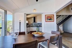 a kitchen and dining room with a table and chairs at Villa Vue-Belle in Saint-Paul