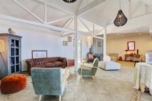 a large living room with couches and chairs at Villa Vue-Belle in Saint-Paul