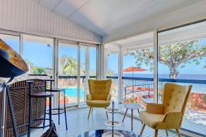 a living room with a view of the ocean at Villa Vue-Belle in Saint-Paul