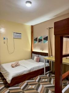 Katil atau katil-katil dalam bilik di Violegre Homestay Siargao - Barkada Room