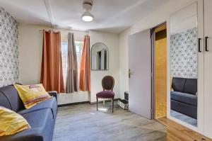 a living room with a blue couch and a chair at Villa Vue-Belle in Saint-Paul