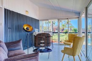 a living room with a couch and a bird cage at Villa Vue-Belle in Saint-Paul