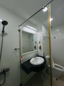 a bathroom with a sink and a toilet at Nghỉ dưỡng, tắm biển tuyệt vời in Ấp Phú Tịnh (2)